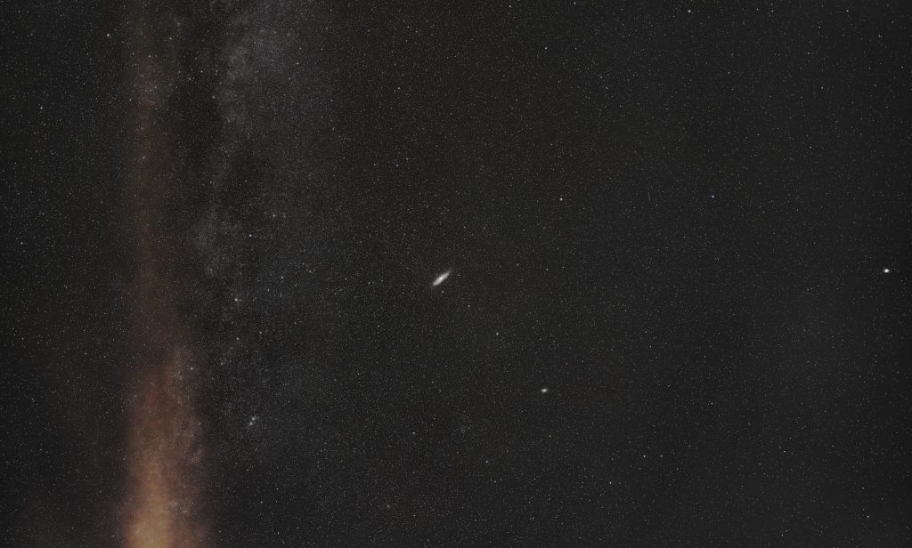 Galaxia de Andrómeda y franja de la Vía Láctea fotografiadas desde Cuevas del Becerro durante las III Jornadas de Turismo Rural.